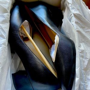 Block heel pump with a chic V-shaped vamp
Black leather with pointed toe
2" heel